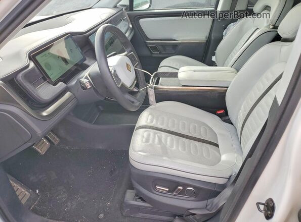 7PDSGABA7RN036714 2024 RIVIAN R1S White წინა სალონის ხედი