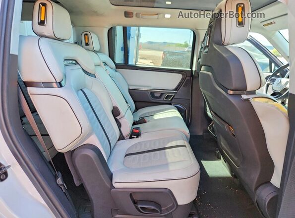 7PDSGABA7RN036714 2024 RIVIAN R1S White უკანა სალონის ხედი