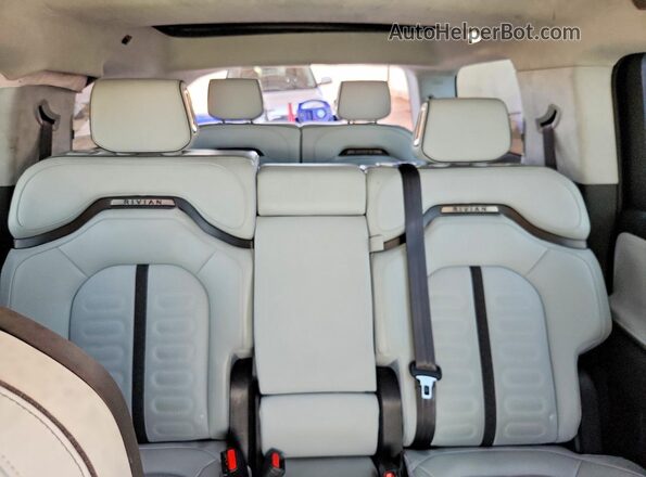 7PDSGABA7RN036714 2024 RIVIAN R1S White უკანა სავარძლების ხედი