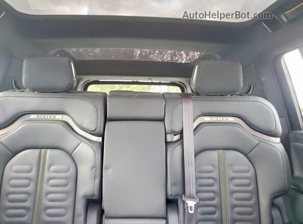 7PDSGABLXPN007917 2023 RIVIAN R1S Green Rear seats view