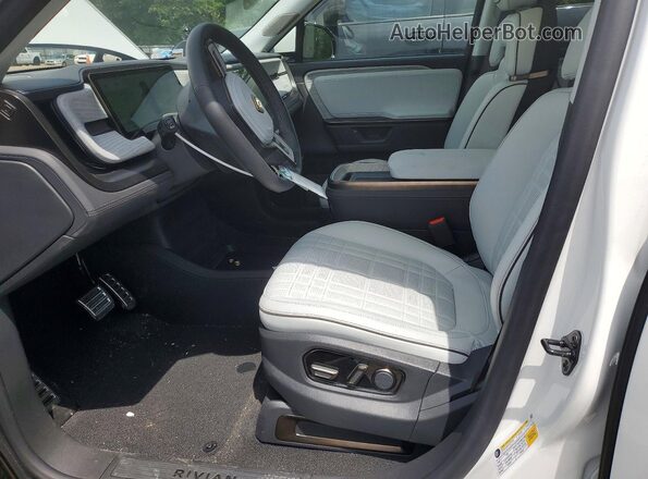 7PDSGABP9TN085909 2026 RIVIAN R1S Двухцветный Вид салона спереди