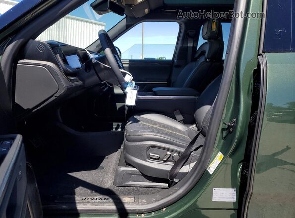 7PDSGCBA0TN080413 2026 RIVIAN R1S Зеленый Вид салона спереди
