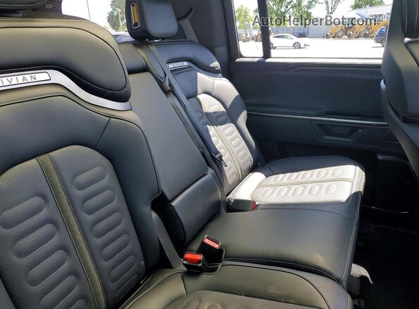 7PDSGCBA0TN080413 2026 RIVIAN R1S Зеленый Вид задней части салона