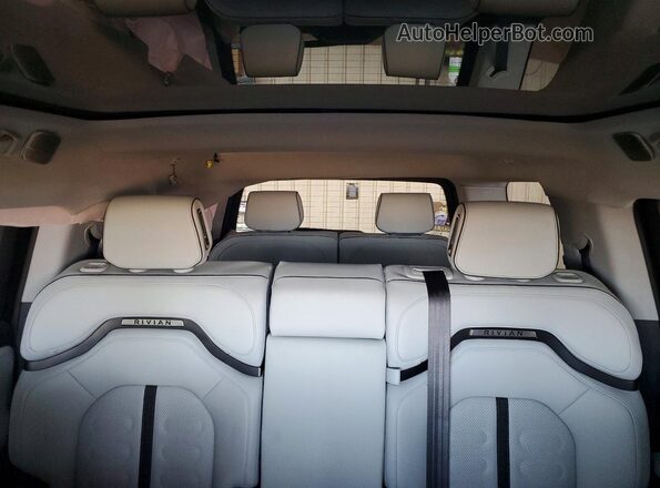 7PDSGCBA7TN081364 2026 RIVIAN R1S Синий Вид задних сидений