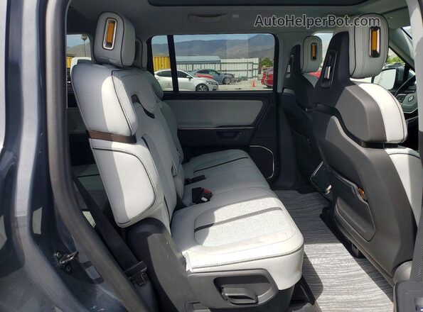 7PDSGGBA7TN079623 2026 RIVIAN R1S Charcoal Widok wnętrza z tyłu
