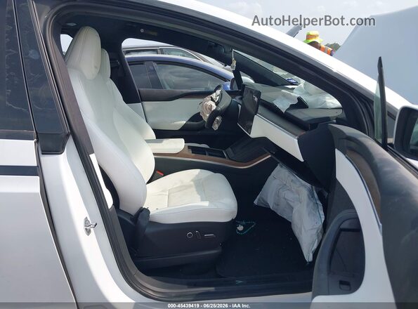 7SAXCBE56PF428398 2023 TESLA MODEL X White Вид салону спереду