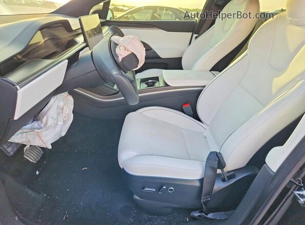 7SAXCBE62RF440396 2024 TESLA MODEL Черный Вид салона спереди