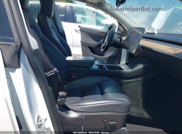 7SAYGAEE2NF316505 2022 TESLA MODEL Y White Front interior view