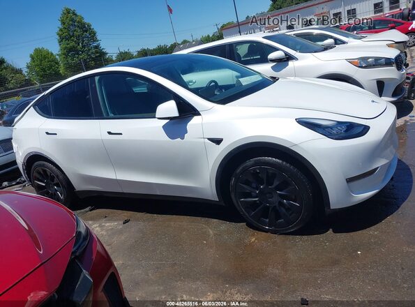 7SAYGAEE2NF316505 2022 TESLA MODEL Y White Rear interior view