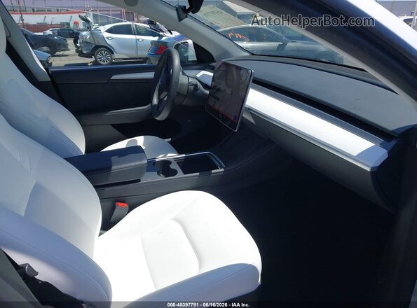 7SAYGAEE2RF111773 2024 TESLA MODEL Y White Вид салону спереду