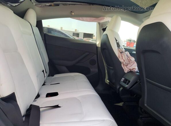 7SAYGAEE4RF048305 2024 TESLA MODEL White Vista de los asientos traseros