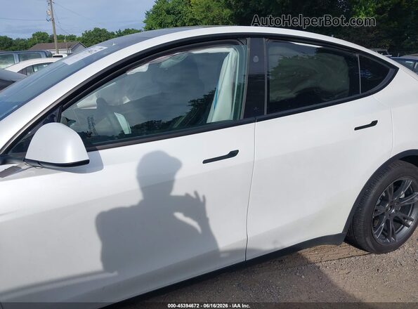 7SAYGAEE4RF201894 2024 TESLA MODEL Y White 360 interior view
