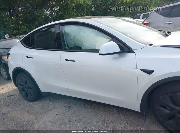 7SAYGAEE4RF201894 2024 TESLA MODEL Y White Rear interior view