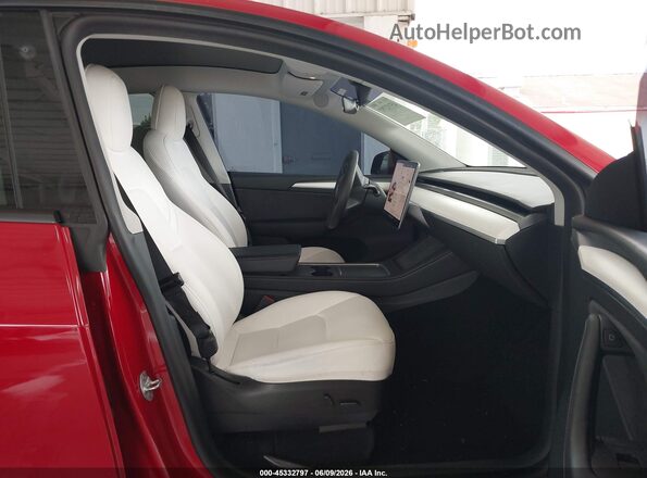 7SAYGAEE5PF586685 2023 TESLA MODEL Y Red Front interior view
