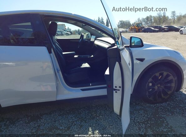 7SAYGAEE5PF806780 2023 TESLA MODEL Y White Front interior view