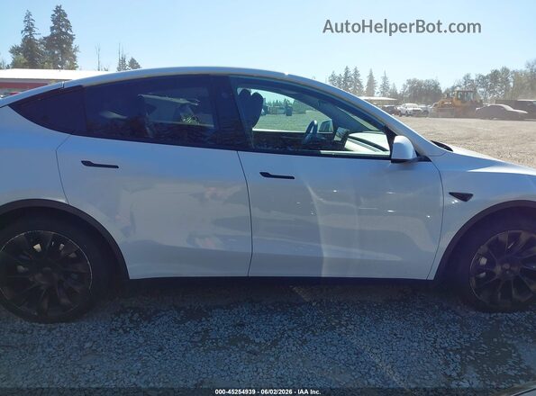 7SAYGAEE5PF806780 2023 TESLA MODEL Y White 360 interior view