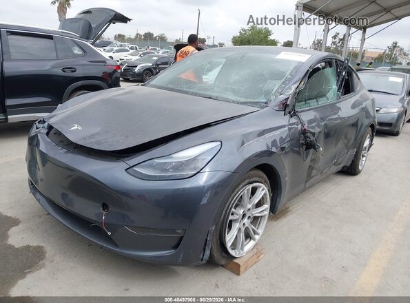 7SAYGAEE5PF909942 2023 TESLA MODEL Y Gray Vista tres cuartos delantera izquierda