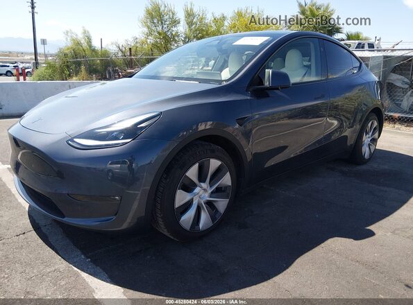 7SAYGAEE5PF967503 2023 TESLA MODEL Y Gray წინა მარცხენა ხედი სამი მეოთხედიდან