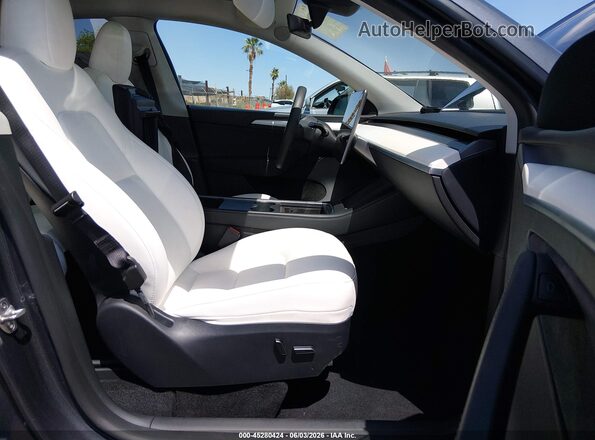 7SAYGAEE5PF967503 2023 TESLA MODEL Y Gray წინა სალონის ხედი