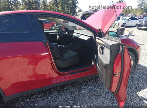 7SAYGAEE6PF941752 2023 TESLA MODEL Y Красный Вид салона спереди