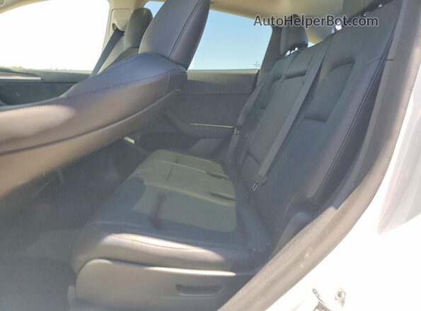 7SAYGAEE6RF167456 2024 TESLA MODEL White Widok wnętrza z tyłu
