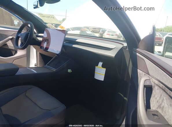 7SAYGAEE6TF604122 2026 TESLA MODEL Y Белый Вид салона спереди