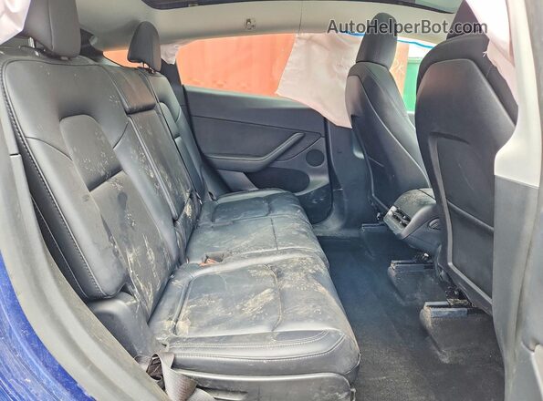 7SAYGAEE8RF009667 2024 TESLA MODEL Blue Widok wnętrza z tyłu