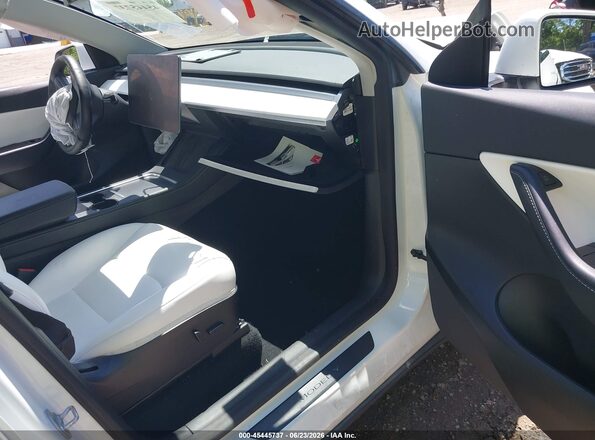 7SAYGAEE9NF427892 2022 TESLA MODEL Y Белый Вид салона спереди