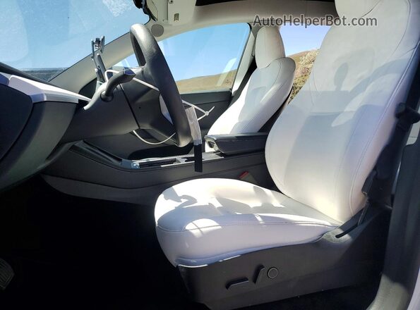 7SAYGAEEXPF688788 2023 TESLA MODEL White Front interior view