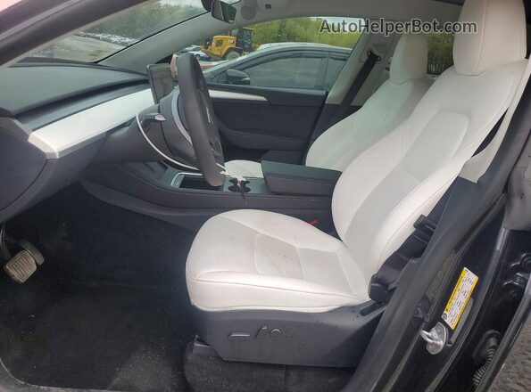 7SAYGAEEXRF020105 2024 TESLA MODEL Two Tone Front interior view