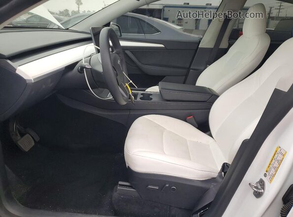 7SAYGDED0SF242568 2025 TESLA MODEL Белый Вид салона спереди
