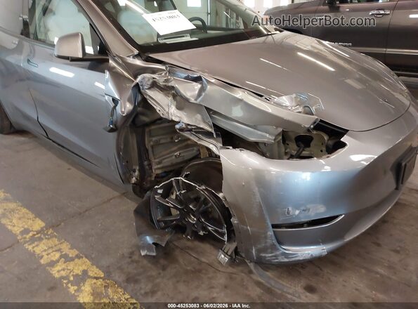 7SAYGDED0SF279071 2025 TESLA MODEL Y Серебряный Вид спереди