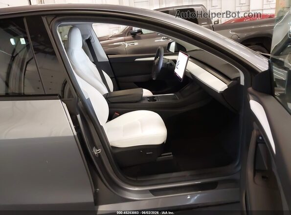 7SAYGDED0SF279071 2025 TESLA MODEL Y Серебряный Вид салона спереди