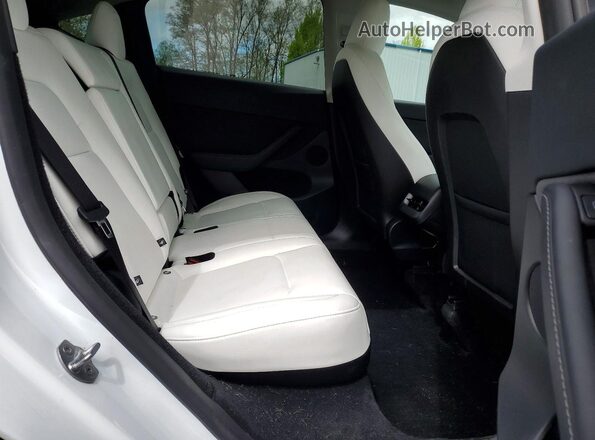 7SAYGDED0SF281595 2025 TESLA MODEL White Vista de los asientos traseros