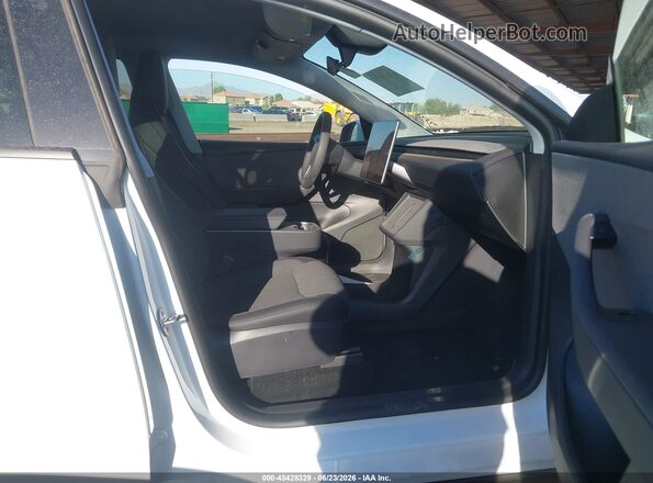 7SAYGDED0TA598386 2026 TESLA MODEL Y Белый Вид салона спереди