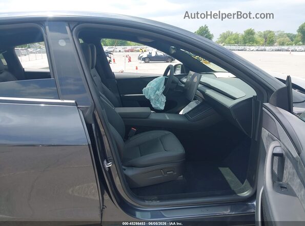 7SAYGDED0TF636024 2026 TESLA MODEL Y Gray Widok wnętrza z przodu