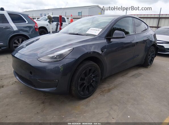7SAYGDED2PF941823 2023 TESLA MODEL Y Gray Vista tres cuartos delantera izquierda