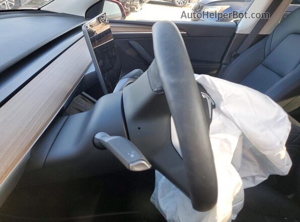 7SAYGDED2SF279461 2025 TESLA MODEL Red Սարքավորումների վահանակի տեսք