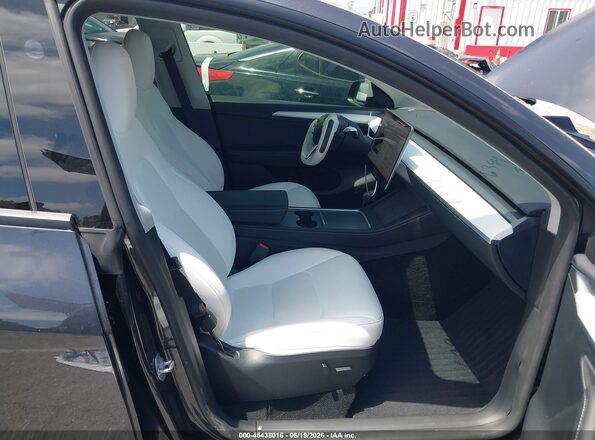 7SAYGDED3RF103416 2024 TESLA MODEL Y Black Front interior view