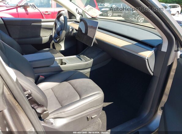 7SAYGDED3SF265651 2025 TESLA MODEL Y Серый Вид салона спереди