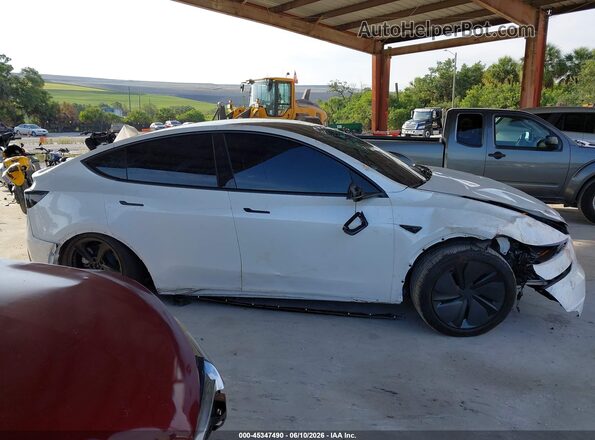 7SAYGDED4TA690987 2026 TESLA MODEL Y White Widok wnętrza z tyłu