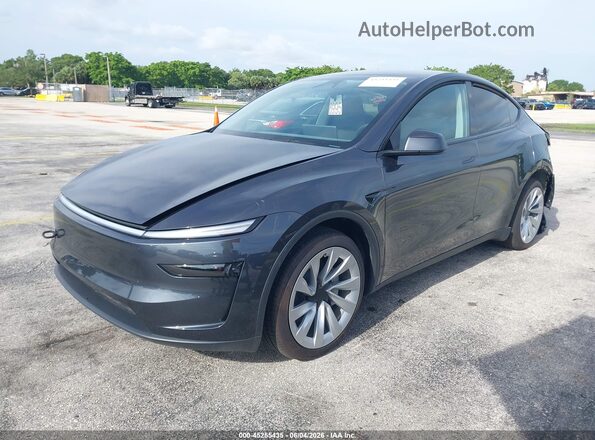 7SAYGDED4TF536007 2026 TESLA MODEL Y Gray Vista tres cuartos delantera izquierda