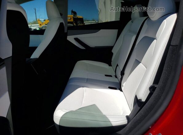 7SAYGDED5TA498073 2026 TESLA MODEL Red Widok wnętrza z tyłu