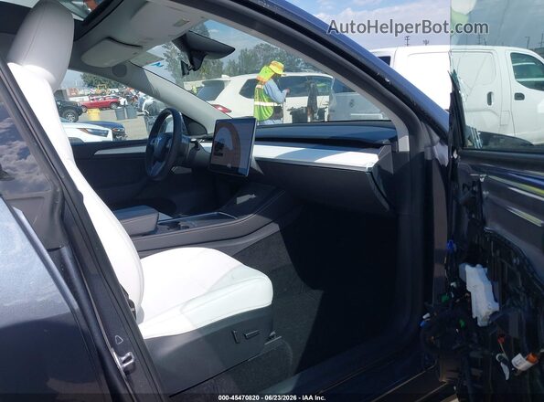 7SAYGDED7PF968709 2023 TESLA MODEL Y Серый Вид салона спереди