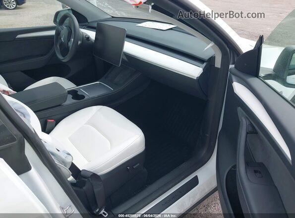 7SAYGDED7RF041180 2024 TESLA MODEL Y Белый Вид салона спереди