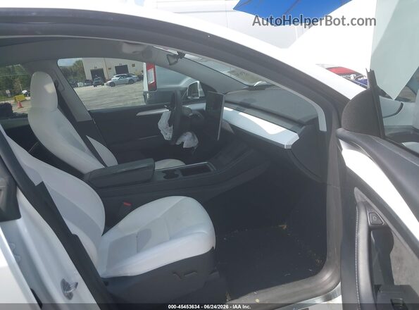 7SAYGDED7SA374238 2025 TESLA MODEL Y Белый Вид салона спереди