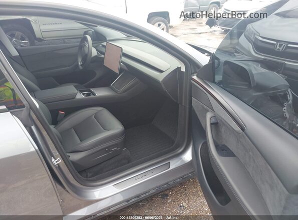 7SAYGDED9TA610843 2026 TESLA MODEL Y Серый Вид салона спереди