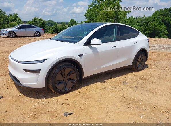 7SAYGDED9TF423234 2026 TESLA MODEL Y White წინა მარცხენა ხედი სამი მეოთხედიდან
