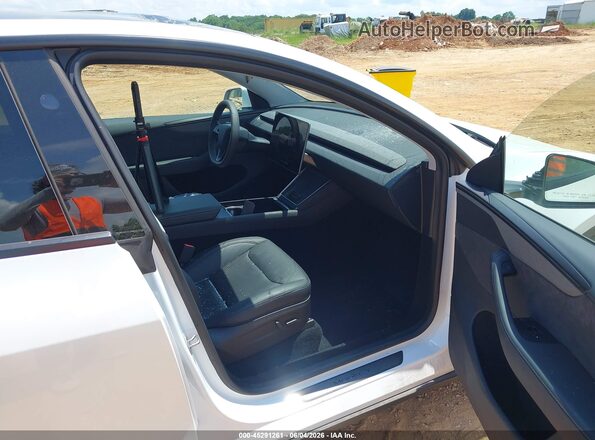 7SAYGDED9TF423234 2026 TESLA MODEL Y White წინა სალონის ხედი