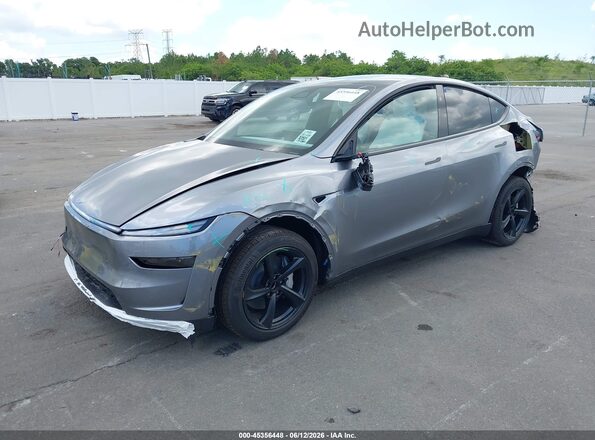 7SAYGDED9TF584280 2026 TESLA MODEL Y Gray Vista tres cuartos delantera izquierda